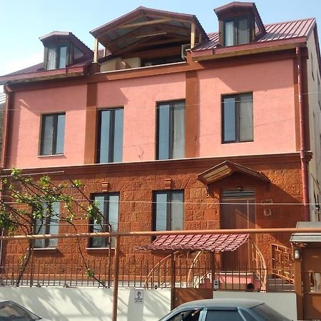 Spacious Apartment In Aygedzor Street Yerevan Exterior photo