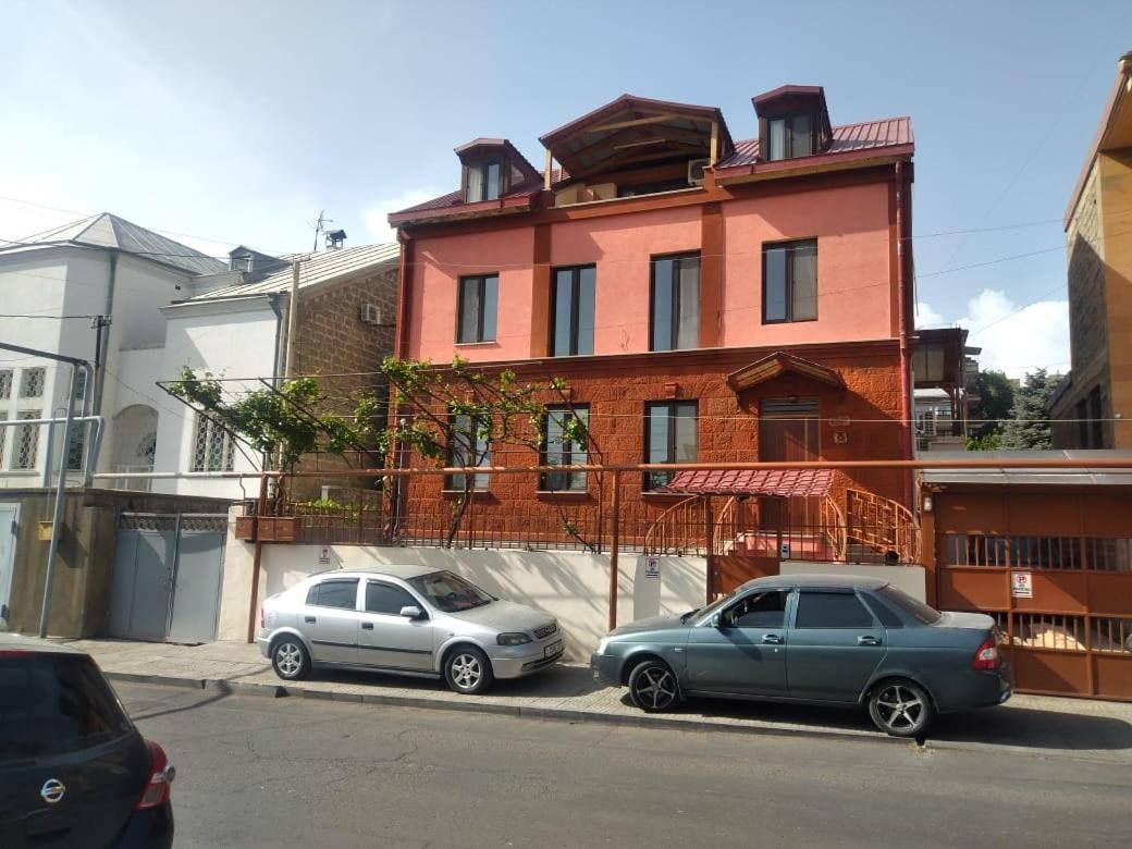 Spacious Apartment In Aygedzor Street Yerevan Exterior photo