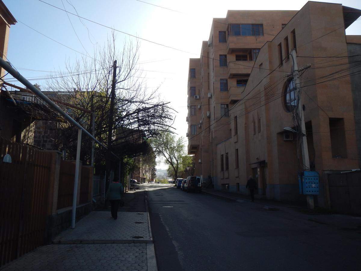 Spacious Apartment In Aygedzor Street Yerevan Exterior photo